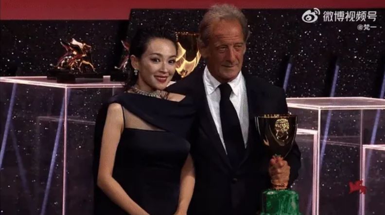 威尼斯影展颁奖疑遭影帝“咸猪手” 章子怡当下变脸